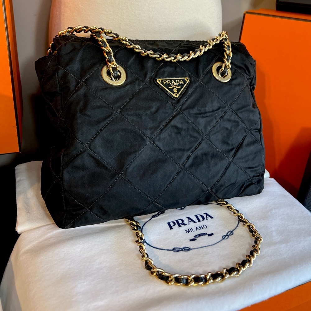 Prada⭐️⭐️Black Quilted Shoulder Bag with Gold Chain. No damages.